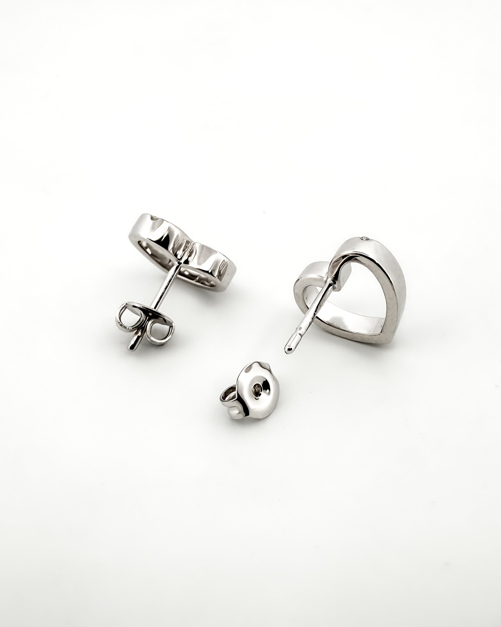 Comprar pendientes de oro blanco de 18kt con forma corazón con detalle de brillante, cierre presion. Joyas segunda mano. Envío gratis. Ian'Or.