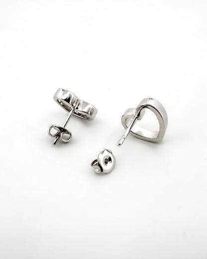 Comprar pendientes de oro blanco de 18kt con forma corazón con detalle de brillante, cierre presion. Joyas segunda mano. Envío gratis. Ian'Or.