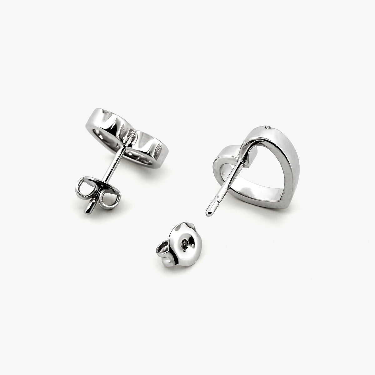 Comprar pendientes de oro blanco de 18kt con forma corazón con detalle de brillante, cierre presion. Joyas segunda mano. Envío gratis. Ian'Or.