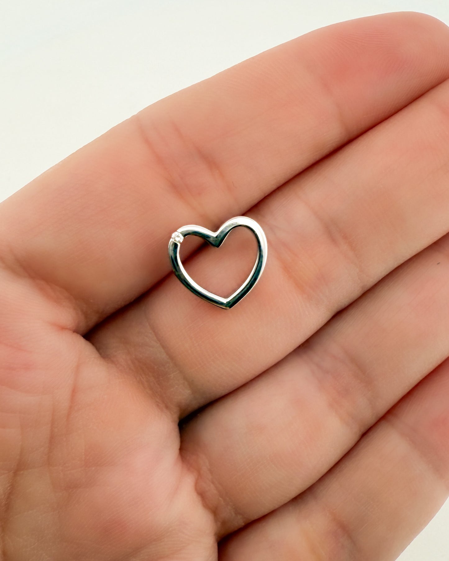 Comprar pendientes de oro blanco de 18kt con forma corazón con detalle de brillante, cierre presion. Joyas segunda mano. Envío gratis. Ian'Or.