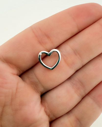 Comprar pendientes de oro blanco de 18kt con forma corazón con detalle de brillante, cierre presion. Joyas segunda mano. Envío gratis. Ian'Or.