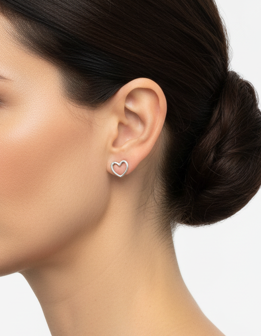 Comprar pendientes de oro blanco de 18kt con forma corazón con detalle de brillante, cierre presion. Joyas segunda mano. Envío gratis. Ian'Or.