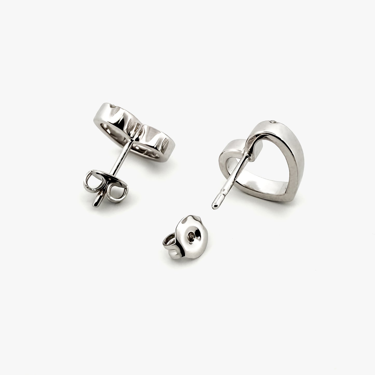 Comprar pendientes de oro blanco de 18kt con forma corazón con detalle de brillante, cierre presion. Joyas segunda mano. Envío gratis. Ian'Or.