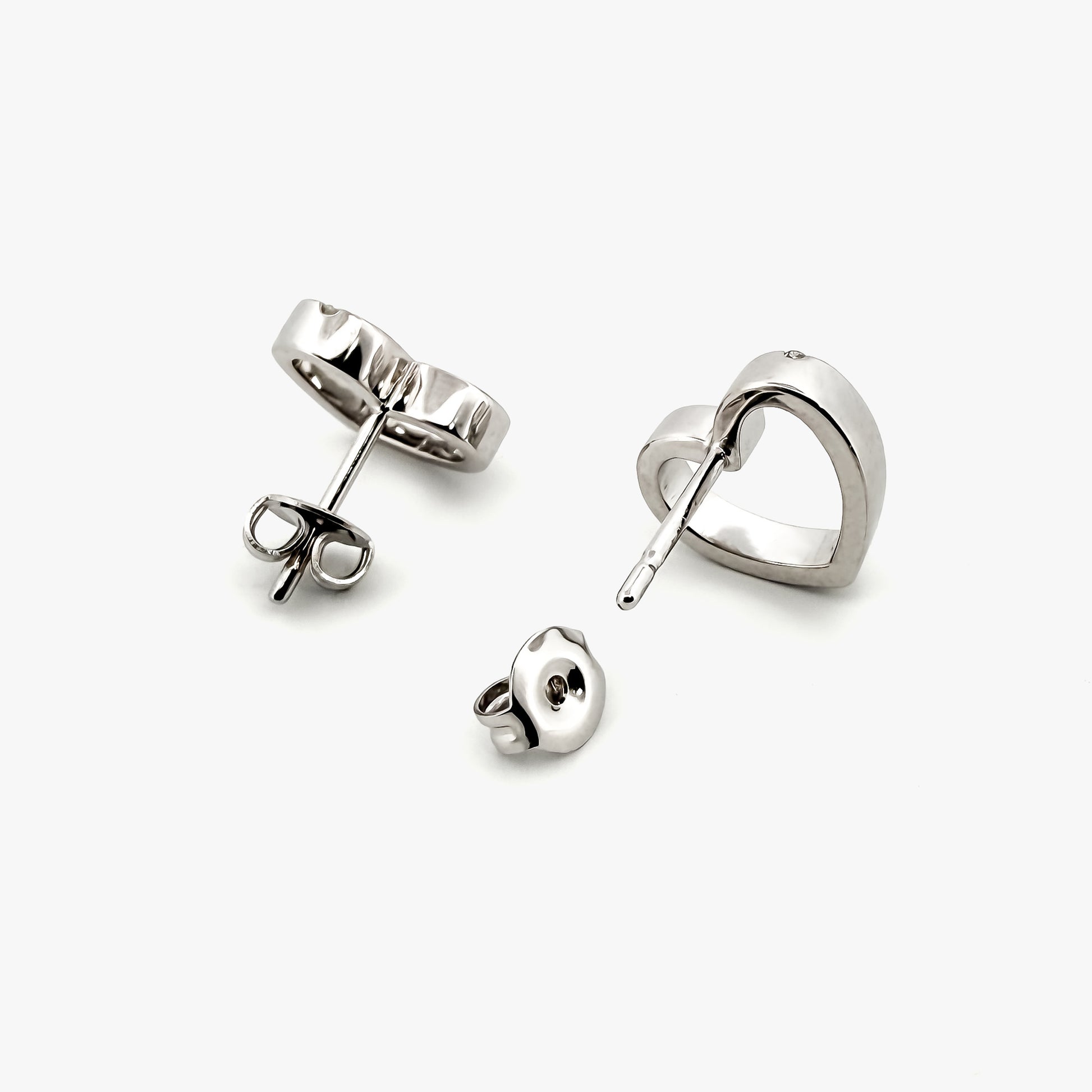 Comprar pendientes de oro blanco de 18kt con forma corazón con detalle de brillante, cierre presion. Joyas segunda mano. Envío gratis. Ian'Or.