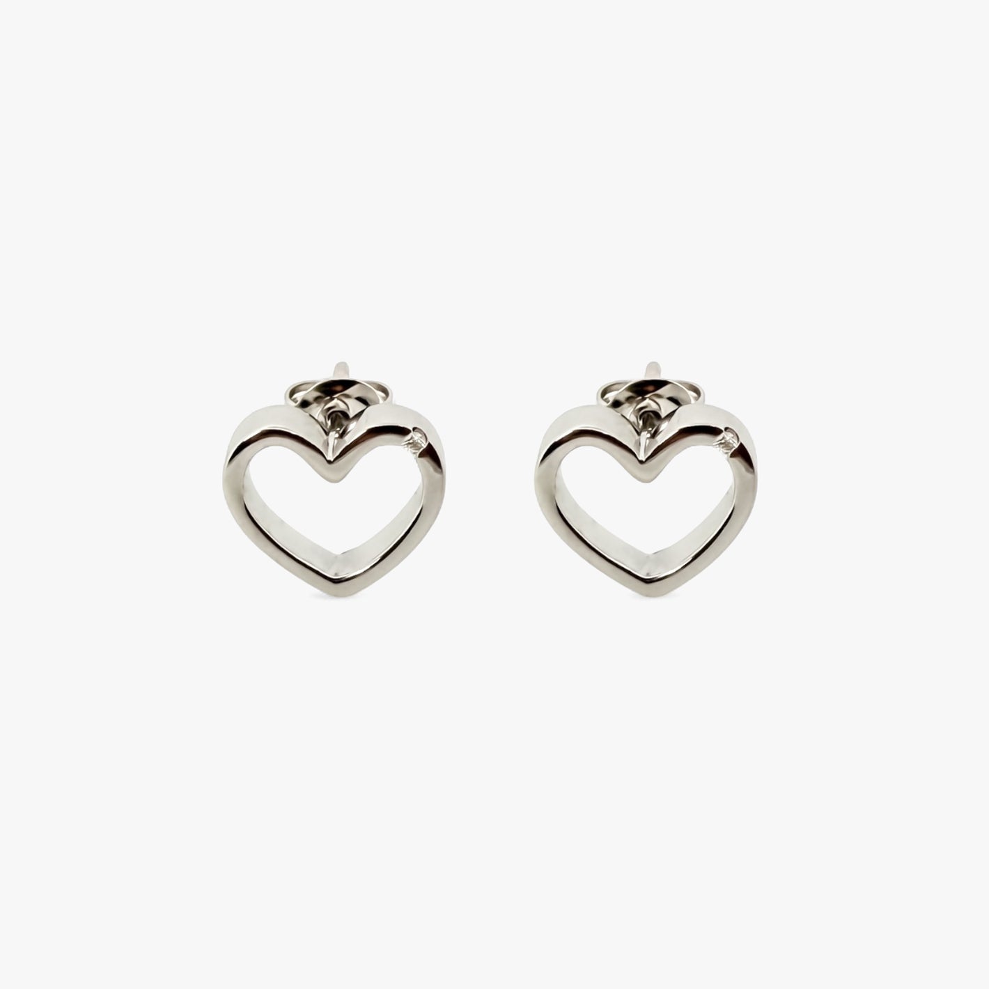 Comprar pendientes de oro blanco de 18kt con forma corazón con detalle de brillante, cierre presion. Joyas segunda mano. Envío gratis. Ian'Or.