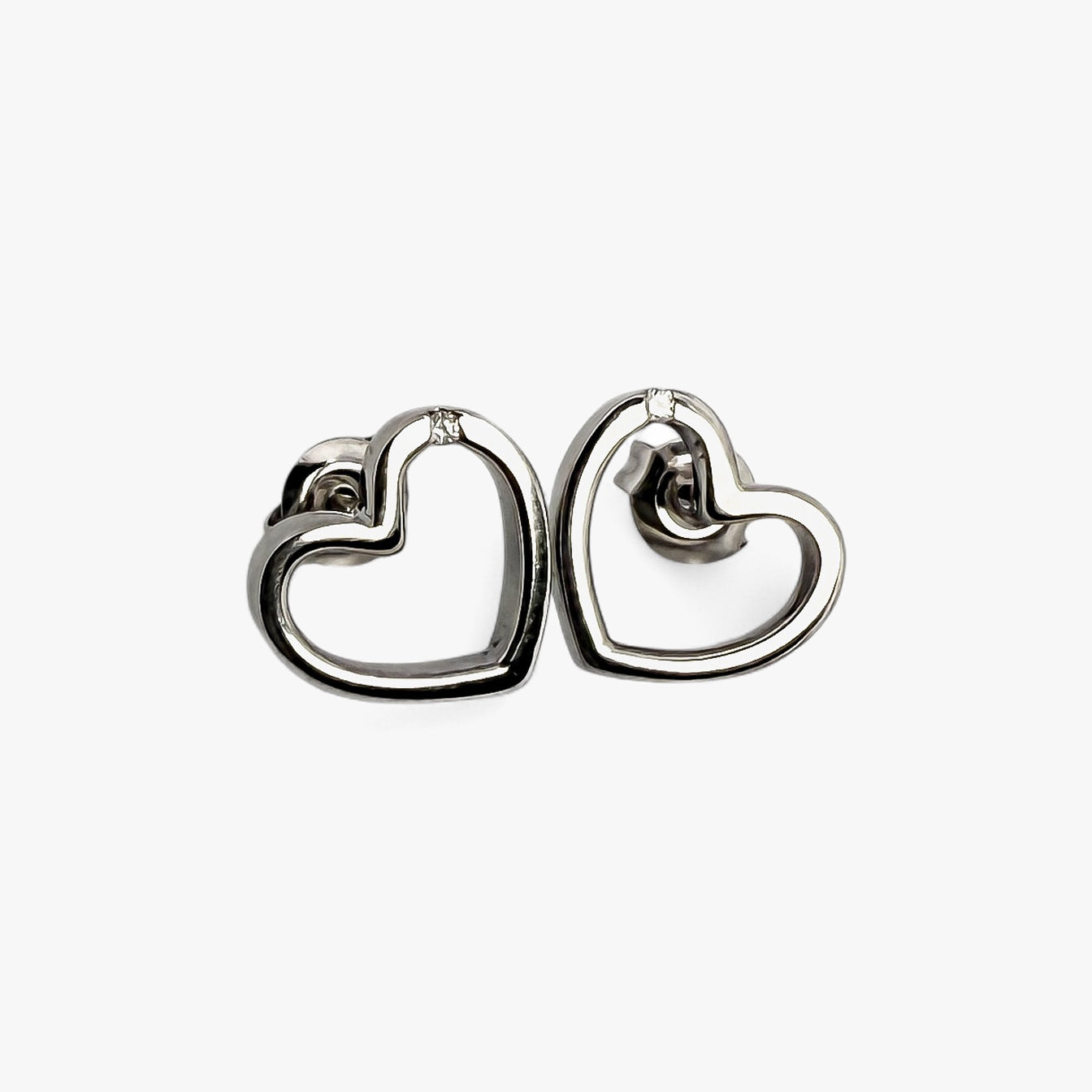 Comprar pendientes de oro blanco de 18kt con forma corazón con detalle de brillante, cierre presion. Joyas segunda mano. Envío gratis. Ian'Or.
