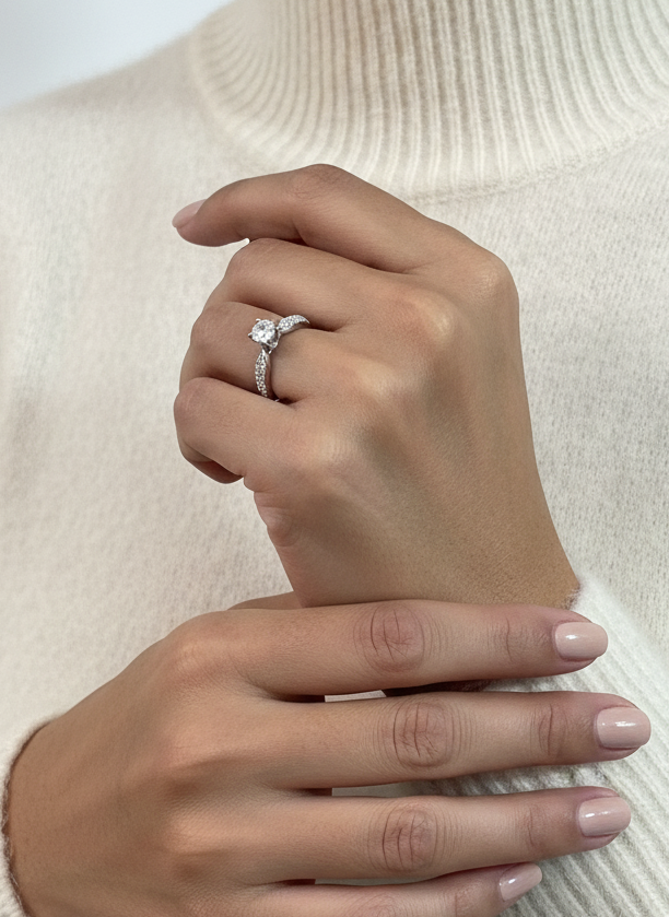 Comprar sortija  realizada en oro blanco de 18kt con rosetón de diamantes alrededor de un diamante central y carril de diamantes escalonados en brazos. Anillos de diamantes al mejor precio en Barcelona