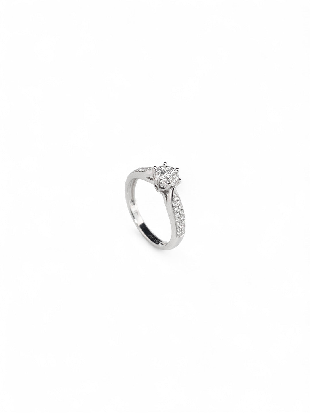 Comprar sortija  realizada en oro blanco de 18kt con rosetón de diamantes alrededor de un diamante central y carril de diamantes escalonados en brazos. Anillos de diamantes al mejor precio en Barcelona