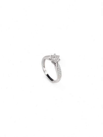 Comprar sortija  realizada en oro blanco de 18kt con rosetón de diamantes alrededor de un diamante central y carril de diamantes escalonados en brazos. Anillos de diamantes al mejor precio en Barcelona