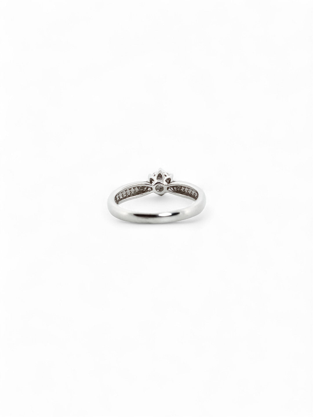 Comprar sortija  realizada en oro blanco de 18kt con rosetón de diamantes alrededor de un diamante central y carril de diamantes escalonados en brazos. Anillos de diamantes al mejor precio en Barcelona