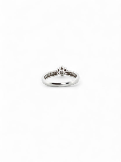 Comprar sortija  realizada en oro blanco de 18kt con rosetón de diamantes alrededor de un diamante central y carril de diamantes escalonados en brazos. Anillos de diamantes al mejor precio en Barcelona