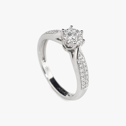 Comprar sortija  realizada en oro blanco de 18kt con rosetón de diamantes alrededor de un diamante central y carril de diamantes escalonados en brazos. Anillos de diamantes al mejor precio en Barcelona