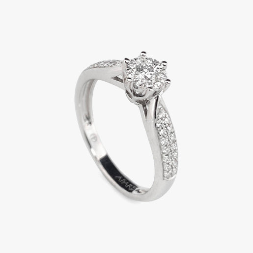Comprar sortija  realizada en oro blanco de 18kt con rosetón de diamantes alrededor de un diamante central y carril de diamantes escalonados en brazos. Anillos de diamantes al mejor precio en Barcelona