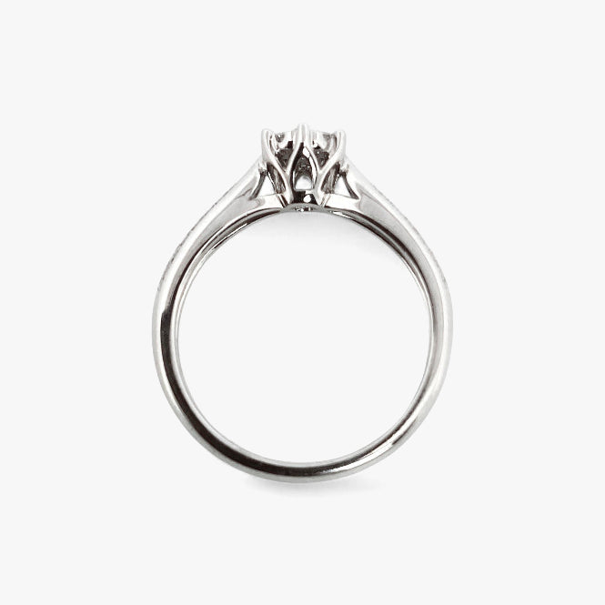 Comprar sortija  realizada en oro blanco de 18kt con rosetón de diamantes alrededor de un diamante central y carril de diamantes escalonados en brazos. Anillos de diamantes al mejor precio en Barcelona