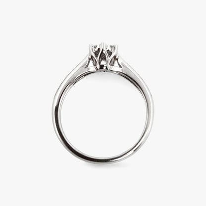 Comprar sortija  realizada en oro blanco de 18kt con rosetón de diamantes alrededor de un diamante central y carril de diamantes escalonados en brazos. Anillos de diamantes al mejor precio en Barcelona