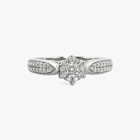 Comprar sortija  realizada en oro blanco de 18kt con rosetón de diamantes alrededor de un diamante central y carril de diamantes escalonados en brazos. Anillos de diamantes al mejor precio en Barcelona