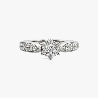 Comprar sortija  realizada en oro blanco de 18kt con rosetón de diamantes alrededor de un diamante central y carril de diamantes escalonados en brazos. Anillos de diamantes al mejor precio en Barcelona