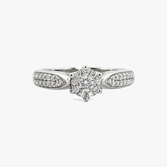 Comprar sortija  realizada en oro blanco de 18kt con rosetón de diamantes alrededor de un diamante central y carril de diamantes escalonados en brazos. Anillos de diamantes al mejor precio en Barcelona