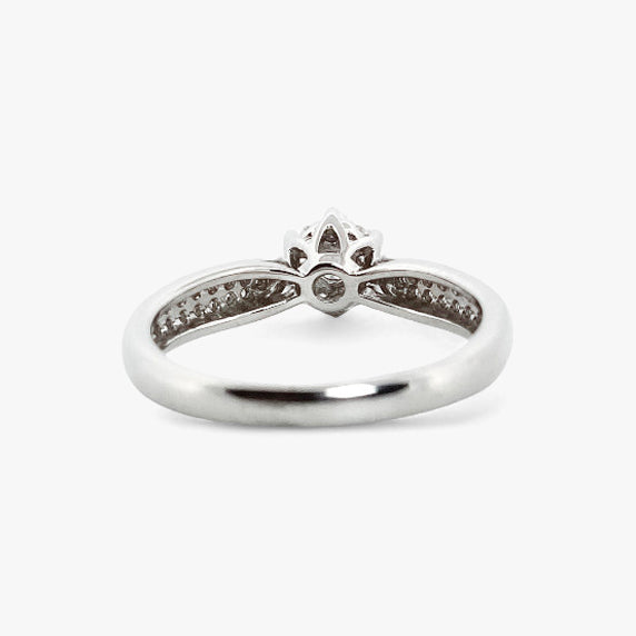 Comprar sortija  realizada en oro blanco de 18kt con rosetón de diamantes alrededor de un diamante central y carril de diamantes escalonados en brazos. Anillos de diamantes al mejor precio en Barcelona