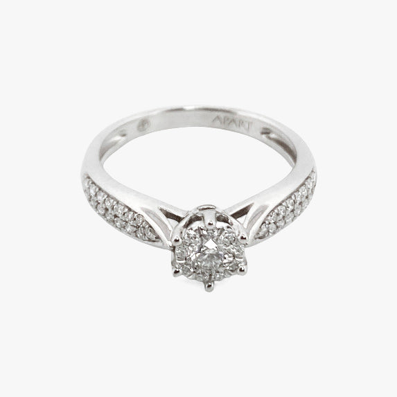 Comprar sortija  realizada en oro blanco de 18kt con rosetón de diamantes alrededor de un diamante central y carril de diamantes escalonados en brazos. Anillos de diamantes al mejor precio en Barcelona
