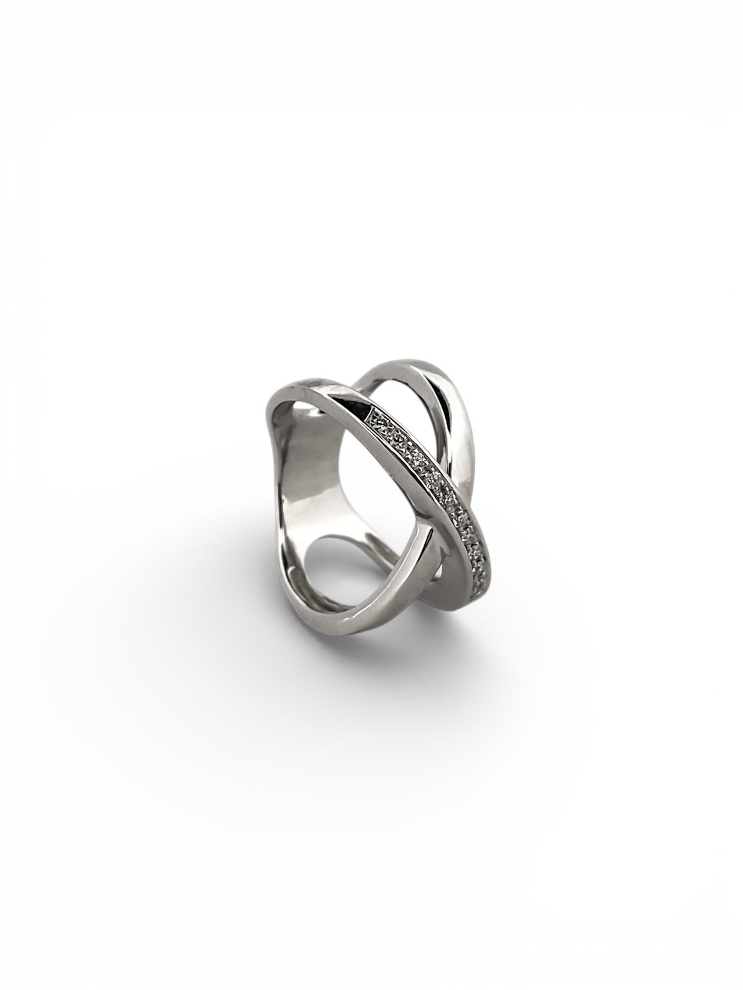 Alianza de dos aros unidos, realizado en oro blanco, con 11 diamantes talla brillante en uno de los aros. Joyas restauradas. Joyería compro oro Ian'Or. Envío GRATIS.