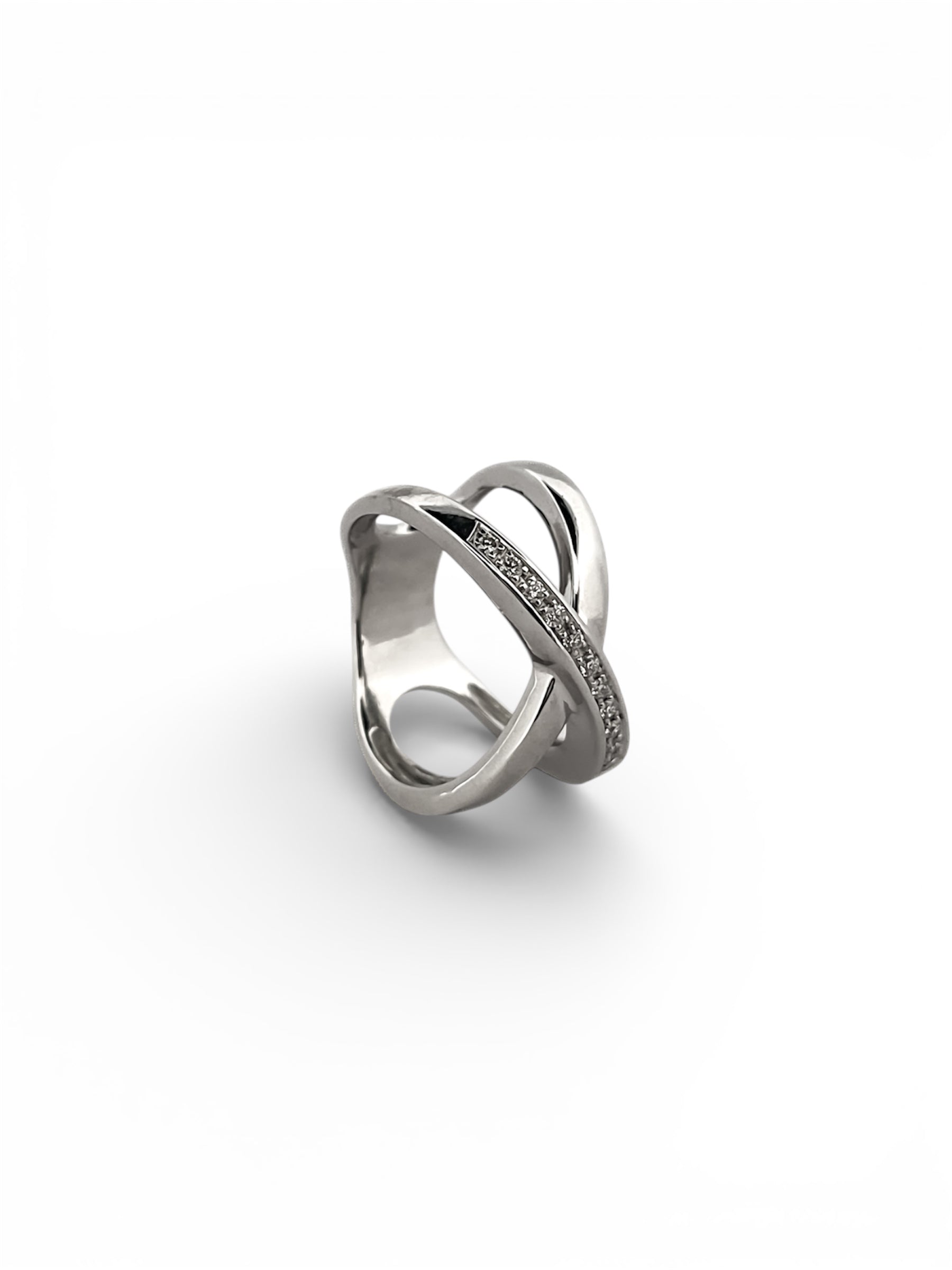 Alianza de dos aros unidos, realizado en oro blanco, con 11 diamantes talla brillante en uno de los aros. Joyas restauradas. Joyería compro oro Ian'Or. Envío GRATIS.