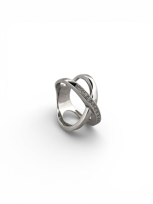 Alianza de dos aros unidos, realizado en oro blanco, con 11 diamantes talla brillante en uno de los aros. Joyas restauradas. Joyería compro oro Ian'Or. Envío GRATIS.