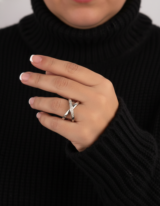 Alianza de dos aros unidos, realizado en oro blanco, con 11 diamantes talla brillante en uno de los aros. Joyas restauradas. Joyería compro oro Ian'Or. Envío GRATIS.