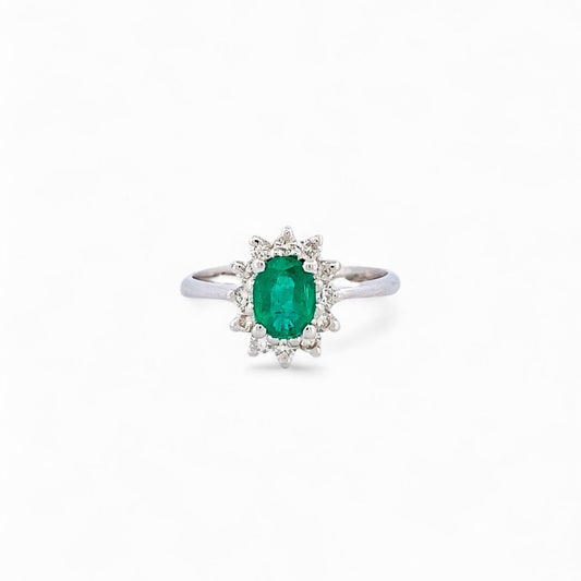 Comprar sortija realizada en oro blanco de 18kt con rosetón de diamantes alrededor de una esmeralda central. Joyas diamantes. Joyería Ian'Or. Envío GRATIS.
