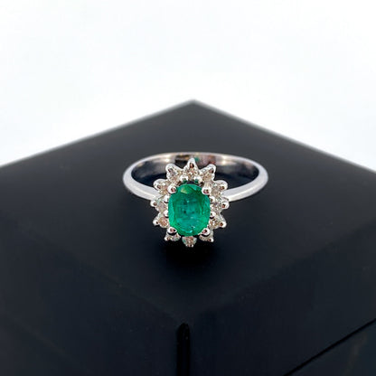 Comprar sortija realizada en oro blanco de 18kt con rosetón de diamantes alrededor de una esmeralda central. Joyas diamantes. Joyería Ian'Or. Envío GRATIS.
