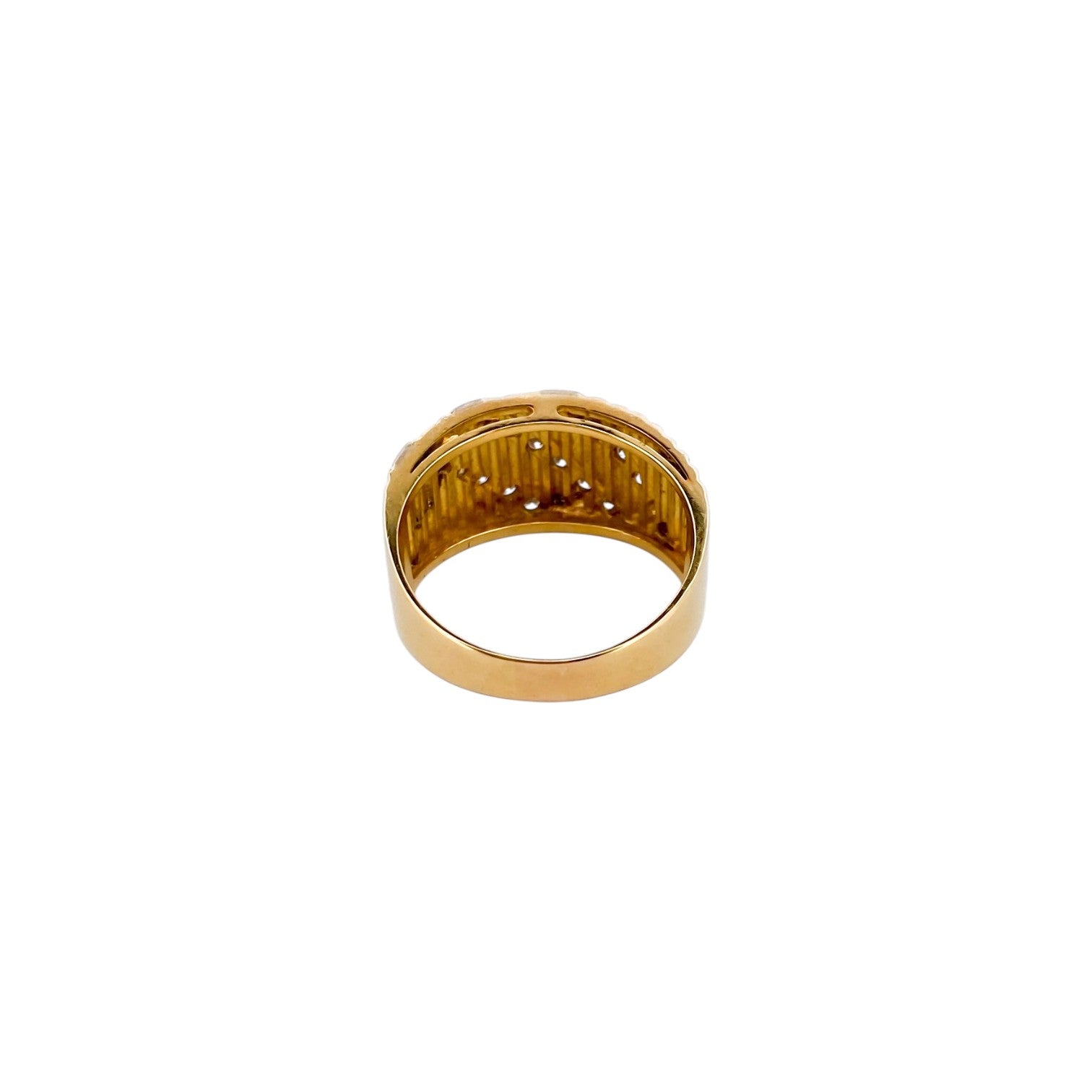 Comprar sortija realizada en oro amarillo de 18kt con textura y tres carriles de diamantes talla brillante en diagonal en la parte central del anillo. Ian'Or.