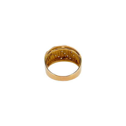 Comprar sortija realizada en oro amarillo de 18kt con textura y tres carriles de diamantes talla brillante en diagonal en la parte central del anillo. Ian'Or.