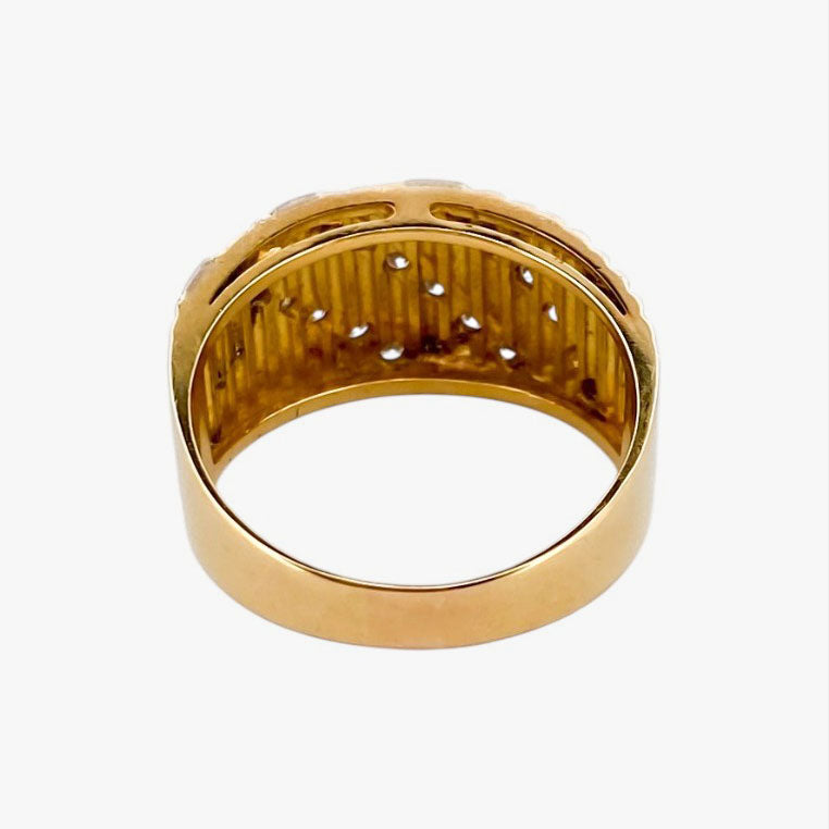 Comprar sortija realizada en oro amarillo de 18kt con textura y tres carriles de diamantes talla brillante en diagonal en la parte central del anillo. Ian'Or.