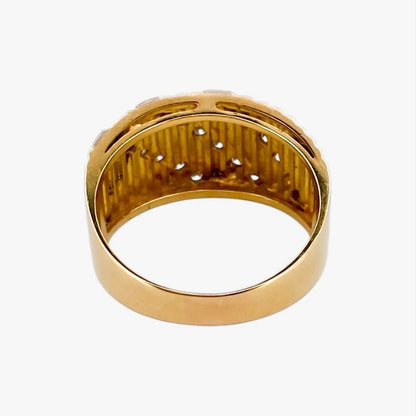 Comprar sortija realizada en oro amarillo de 18kt con textura y tres carriles de diamantes talla brillante en diagonal en la parte central del anillo. Ian'Or.