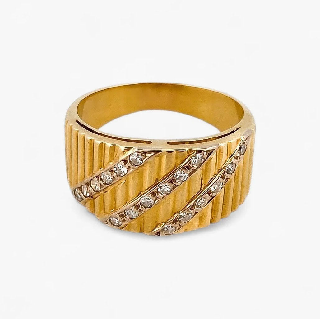 Comprar sortija realizada en oro amarillo de 18kt con textura y tres carriles de diamantes talla brillante en diagonal en la parte central del anillo. Ian'Or.