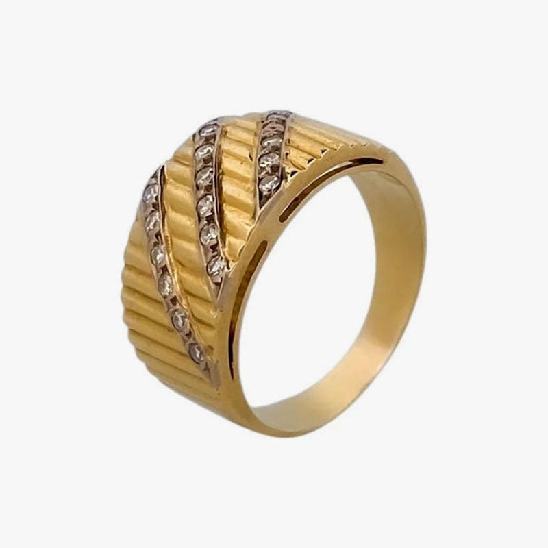 Comprar sortija realizada en oro amarillo de 18kt con textura y tres carriles de diamantes talla brillante en diagonal en la parte central del anillo. Ian'Or.
