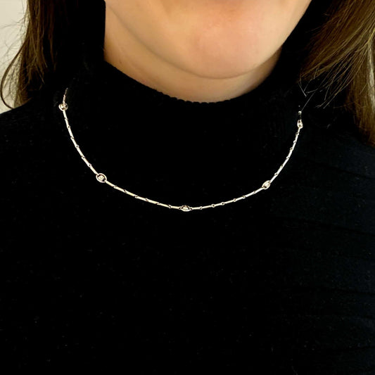 Collar de la firma italiana Chimento con cadena semirrígida oro blanco de 18kt con 14 diamantes talla brillante intercalados. Joyas de segunda mano alta gama. Joyería Compro Oro Barcelona. Joyas baratas.