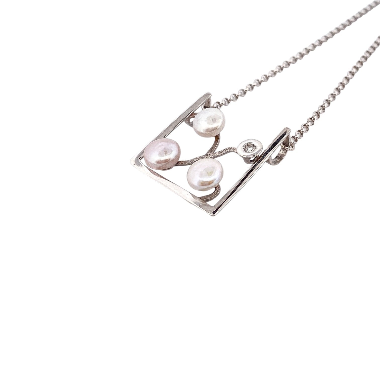 Comprar collar realizado en oro blanco de 18kt con perlas y un diamante talla brillante. Este collar dispone de cierre tipo mosquetón. Joyería Ian'Or.