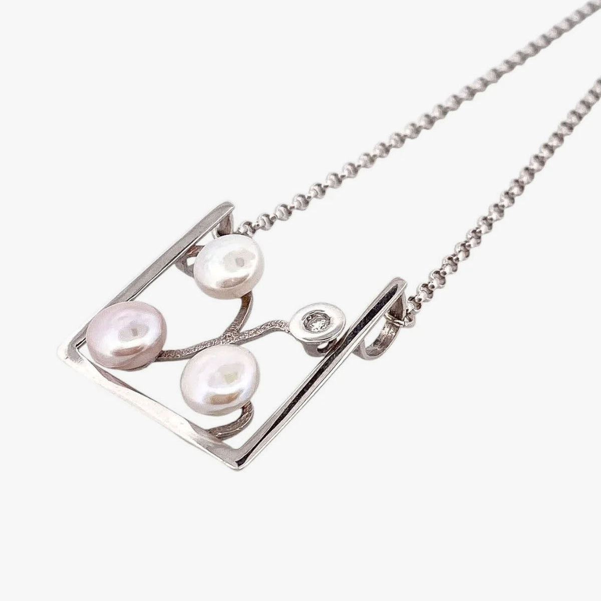 Comprar collar realizado en oro blanco de 18kt con perlas y un diamante talla brillante. Este collar dispone de cierre tipo mosquetón. Joyería Ian'Or.