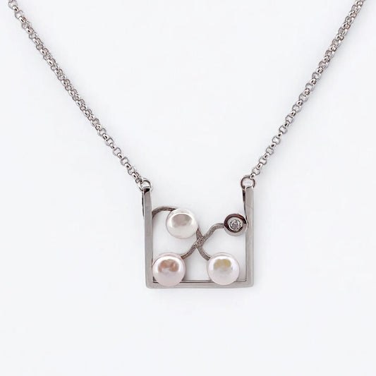 Comprar collar realizado en oro blanco de 18kt con perlas y un diamante talla brillante. Este collar dispone de cierre tipo mosquetón. Joyería Ian'Or.