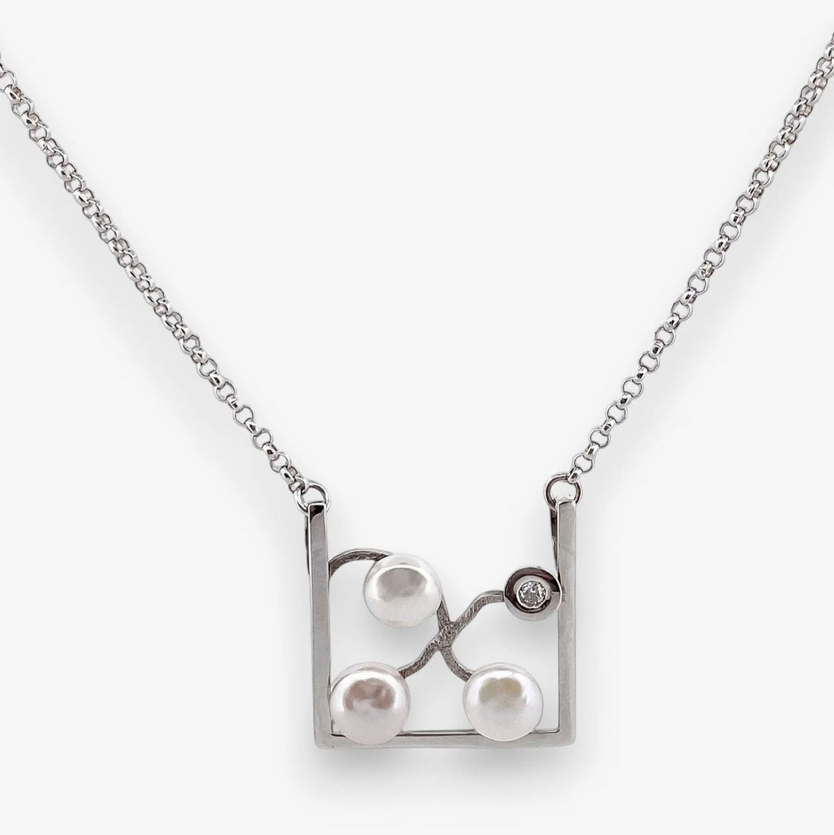 Comprar collar realizado en oro blanco de 18kt con perlas y un diamante talla brillante. Este collar dispone de cierre tipo mosquetón. Joyería Ian'Or.