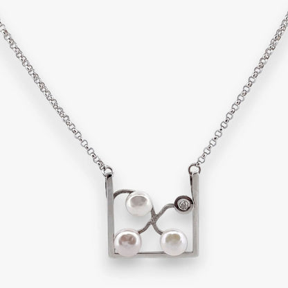 Comprar collar realizado en oro blanco de 18kt con perlas y un diamante talla brillante. Este collar dispone de cierre tipo mosquetón. Joyería Ian'Or.