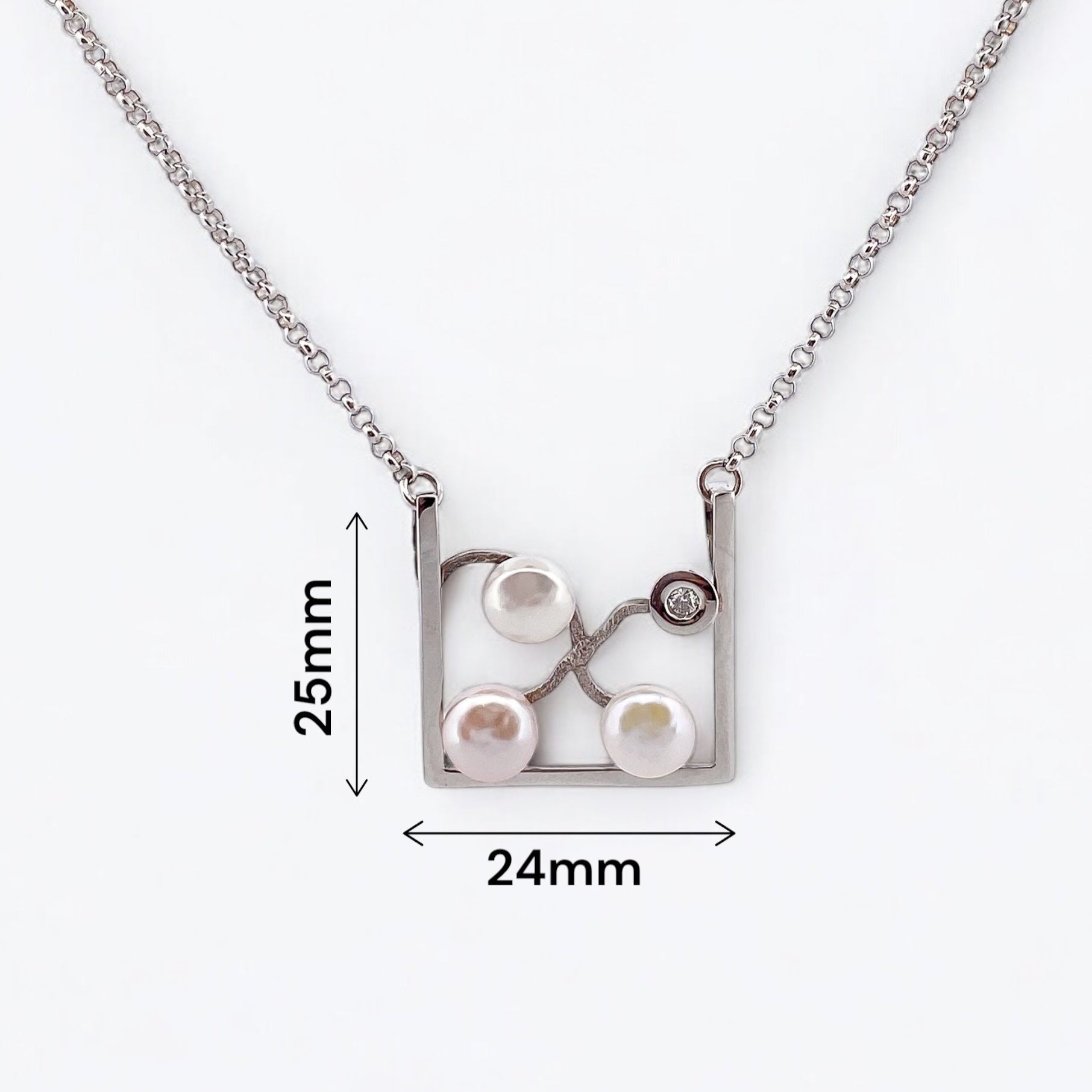 Comprar collar realizado en oro blanco de 18kt con perlas y un diamante talla brillante. Este collar dispone de cierre tipo mosquetón. Joyería Ian'Or.