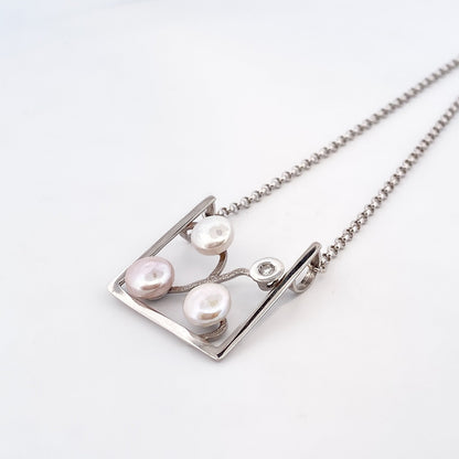 Comprar collar realizado en oro blanco de 18kt con perlas y un diamante talla brillante. Este collar dispone de cierre tipo mosquetón. Joyería Ian'Or.