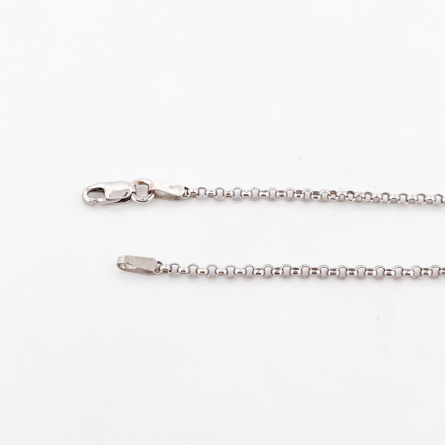 Comprar collar realizado en oro blanco de 18kt con perlas y un diamante talla brillante. Este collar dispone de cierre tipo mosquetón. Joyería Ian'Or.