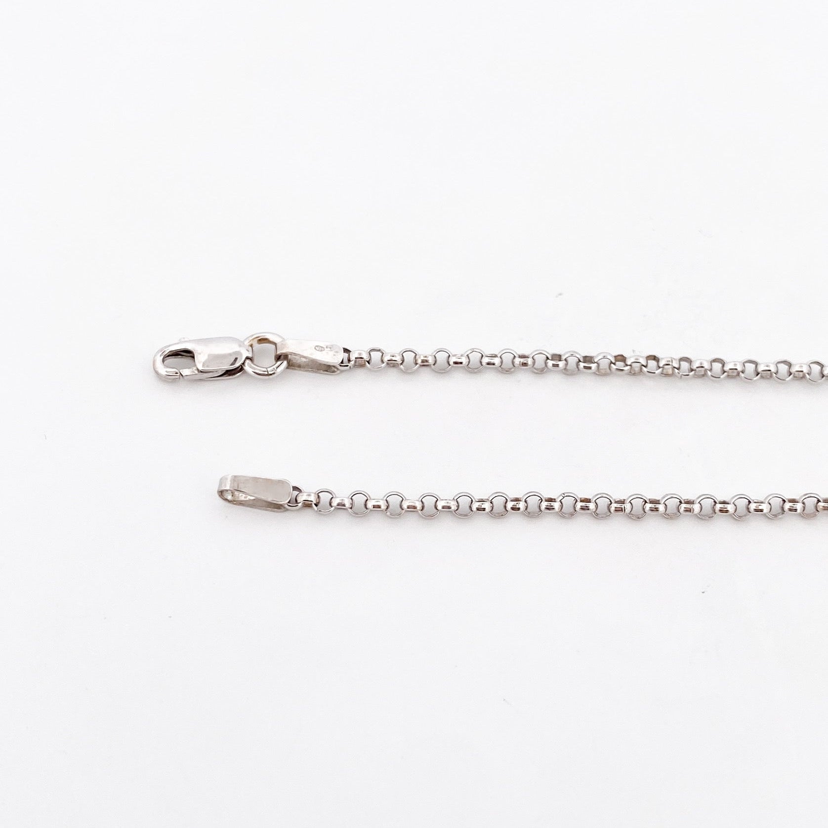 Comprar collar realizado en oro blanco de 18kt con perlas y un diamante talla brillante. Este collar dispone de cierre tipo mosquetón. Joyería Ian'Or.
