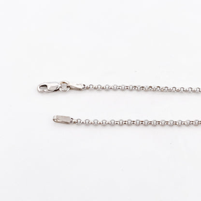 Comprar collar realizado en oro blanco de 18kt con perlas y un diamante talla brillante. Este collar dispone de cierre tipo mosquetón. Joyería Ian'Or.