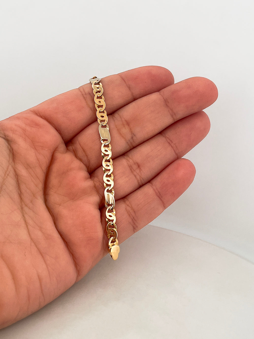 Comprar collar cadena eslabones ojo de lince, intercalando oro amarillo de 18kt y oro blanco y cierre tipo mosquetón. Joyería Ian'Or.