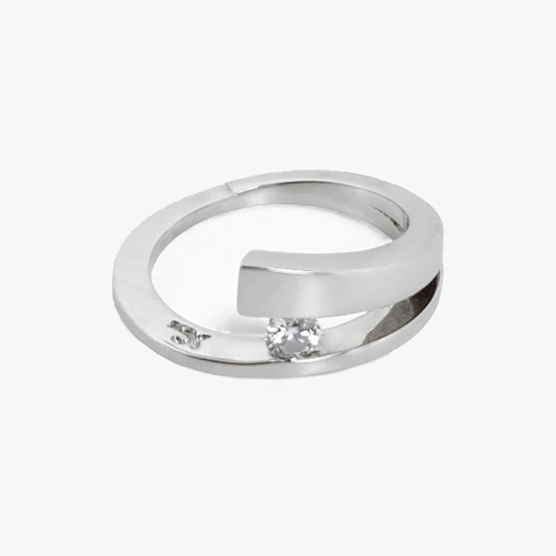 Solitario realizado en oro blanco de 18kt con diamante talla brillante engastado en los 2 brazos. Pieza certificada y envío gratuito. 
