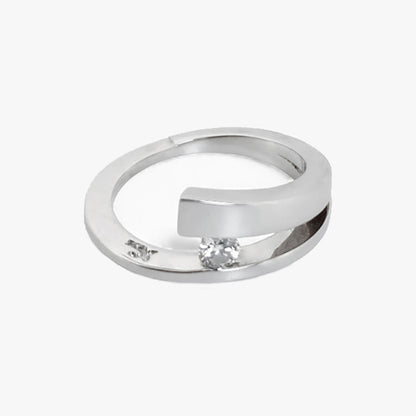 Solitario realizado en oro blanco de 18kt con diamante talla brillante engastado en los 2 brazos. Pieza certificada y envío gratuito. 